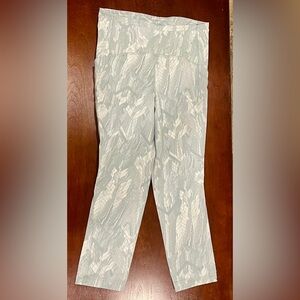 Swift speed high rise crop 21” blue white size 6